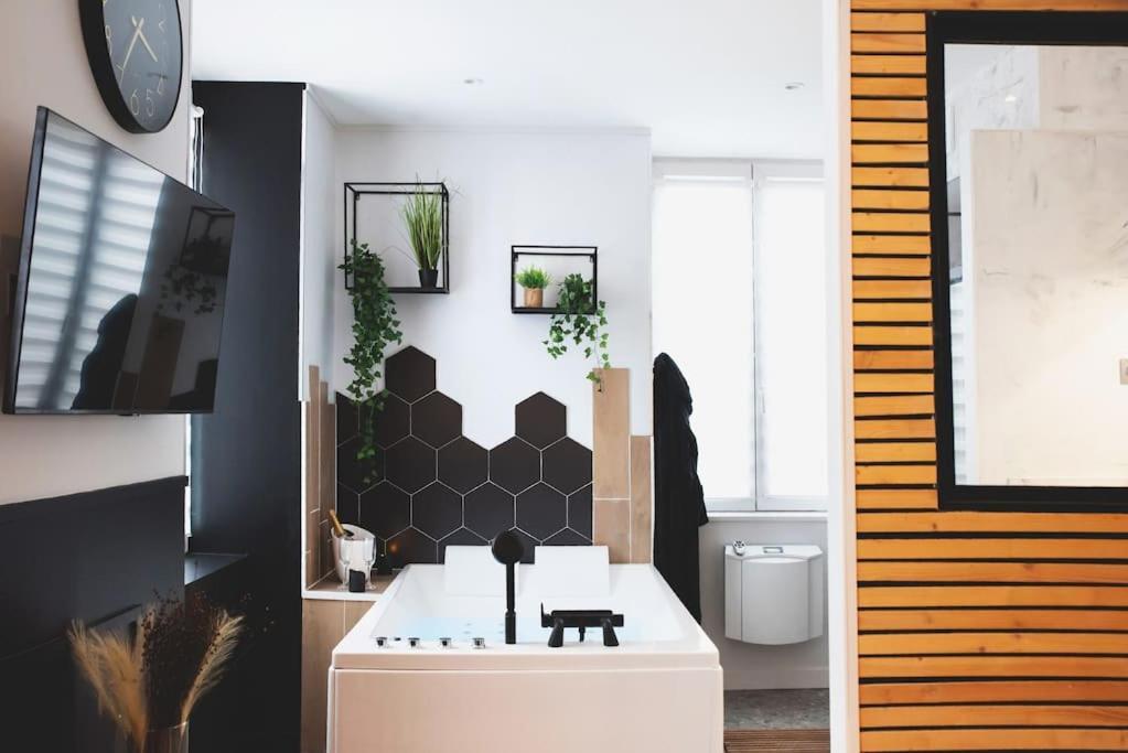 Love Room, La Douce Angevine Angers Buitenkant foto