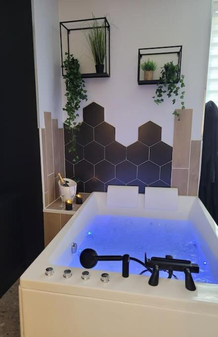 Love Room, La Douce Angevine Angers Buitenkant foto